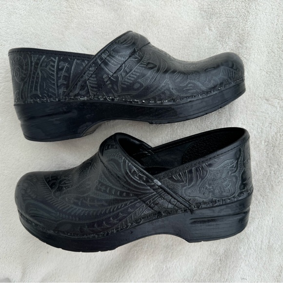 Dansko black tooled nursing clogs - Picture 2 of 7